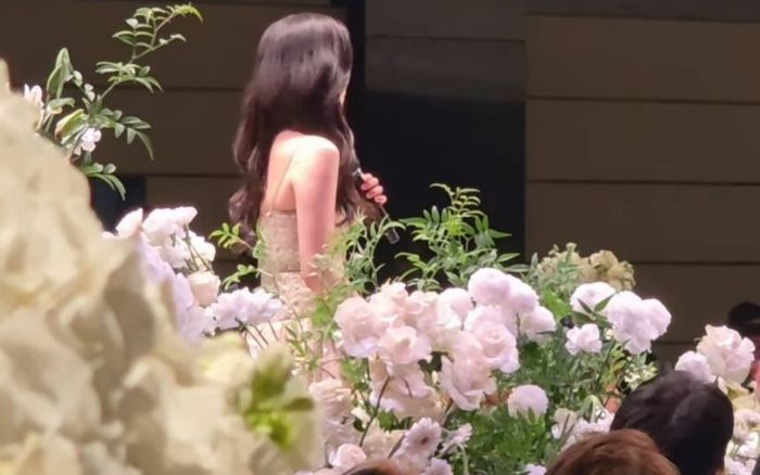 Nữ ca sĩ nghẹn ngào hát trong đám cưới chính mình, rơi nước mắt khi nhớ về mẹ quá cố