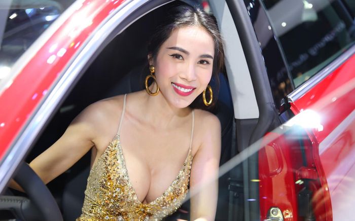 Chiếc xe 9 tỷ của ca sĩ Thủy Tiên