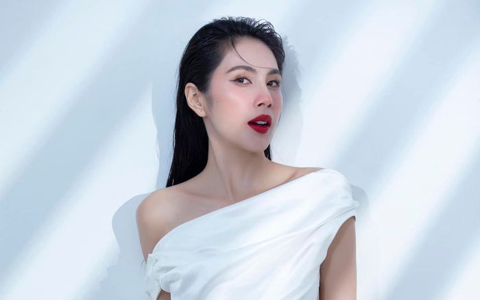 Chiếc điện thoại 8 chữ số của Thủy Tiên