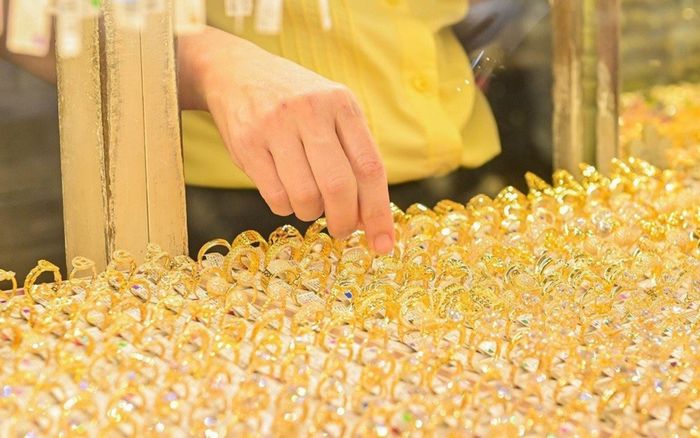 Giá vàng chiều 1/12: Vượt mốc 155 triệu