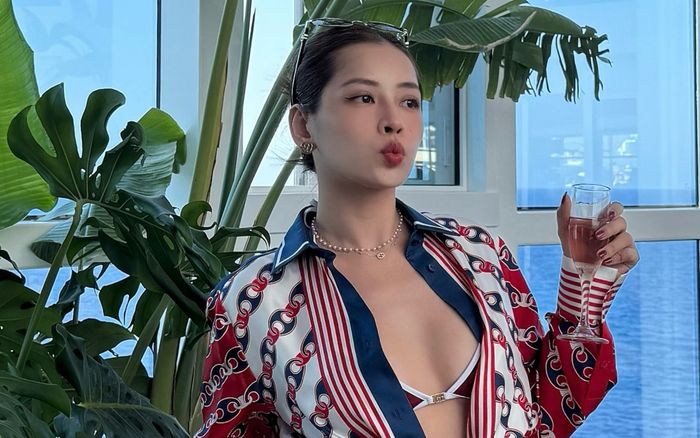 Xôn xao ảnh 'nửa kín nửa hở' của Chi Pu