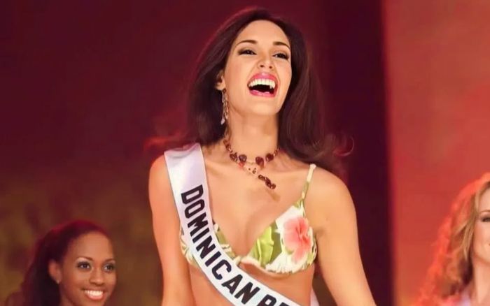 Hoa hậu 'đẹp nhất mọi thời đại' sinh con thứ 6, nhan sắc mẹ bỉm quyến rũ gây trầm trồ