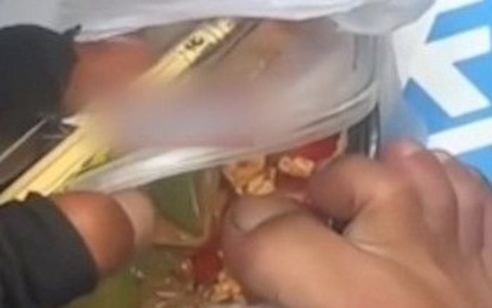 Phẫn nộ shipper nhổ nước bọt, dùng chân đạp vào đồ ăn khi giao cho khách