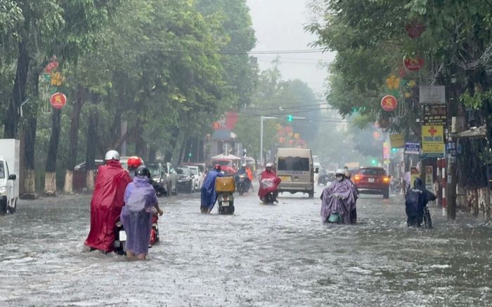 Mưa lớn lại ập xuống miền Trung: Bao giờ kết thúc?