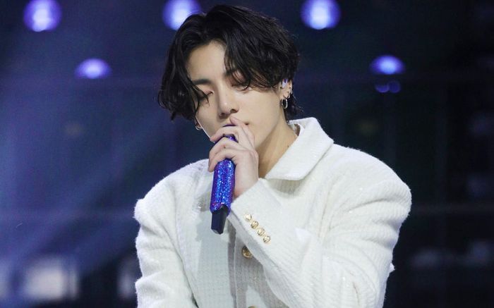 Jungkook bị yêu cầu rời BTS