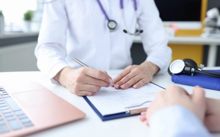 Đi khám vì đau họng, người đàn ông sốc khi nhận kết quả từ bác sĩ