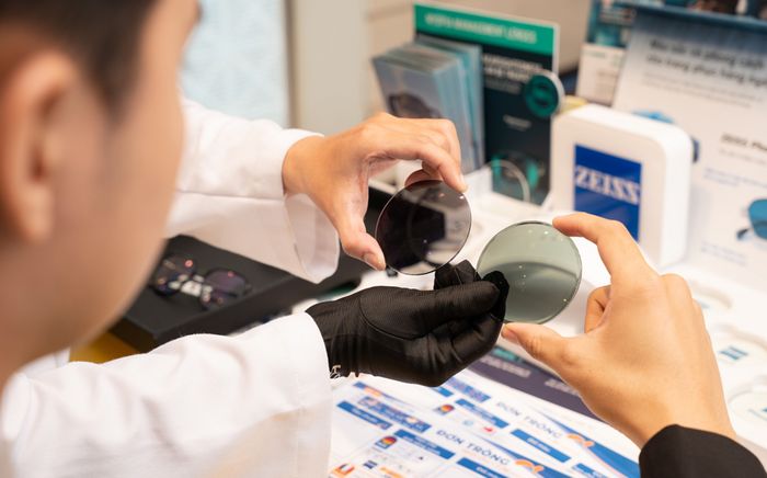 Tròng kính đổi màu tại Hải Triều: Tư vấn đúng quan trọng hơn giá