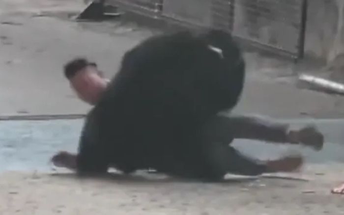 Con gấu đen vồ tới tấn công người huấn luyện, nhân viên có hành động gây phẫn nộ