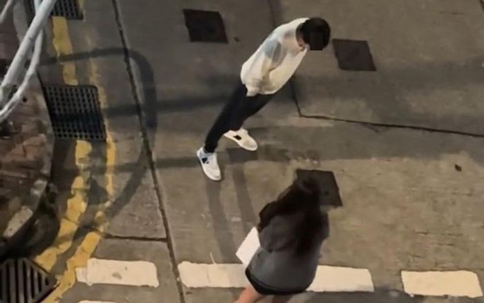 Cãi nhau với người yêu ngoài đường, cô gái có hành động khiến ai cũng 'nhăn mặt'