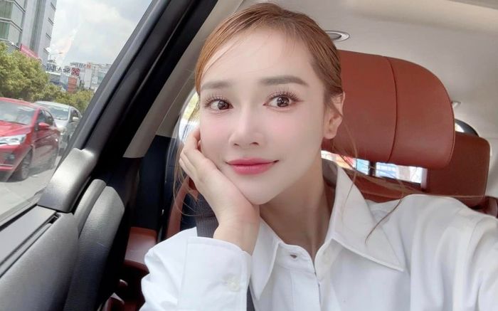 Chiếc xe sang của Nhã Phương