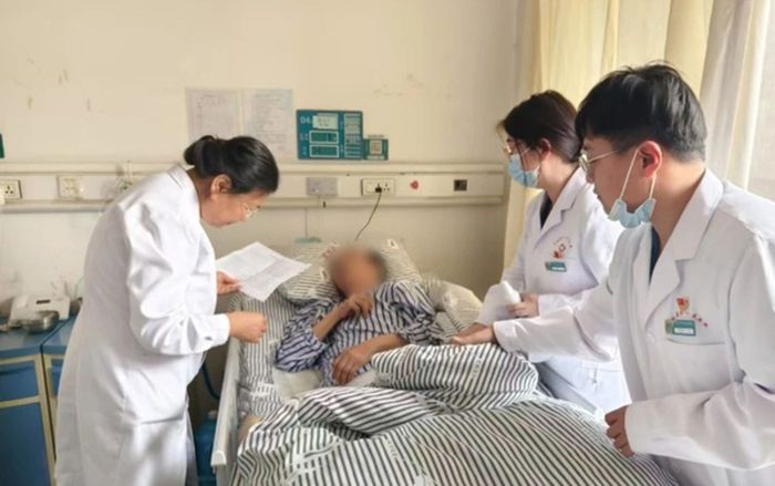 Cô giáo về hưu đi cấp cứu sau 30 phút ngâm chân buổi tối, bác sĩ lắc đầu nói 1 câu