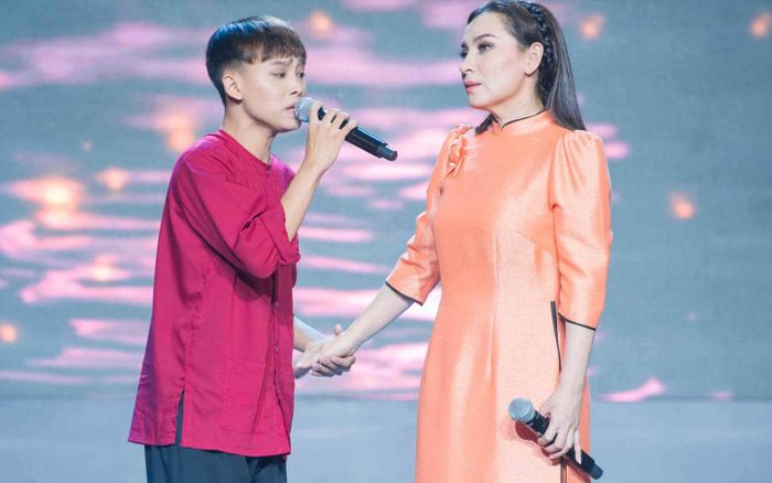 Hồ Văn Cường hát lại ca khúc của mẹ nuôi Phi Nhung