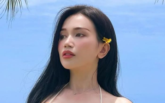 Sĩ Thanh diện đồ nóng bỏng khi đi biển