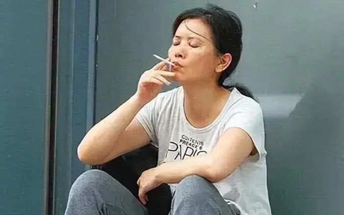 Nữ ca sĩ nổi tiếng nhất showbiz giờ sống gầm cầu, lục thùng rác tìm thức ăn