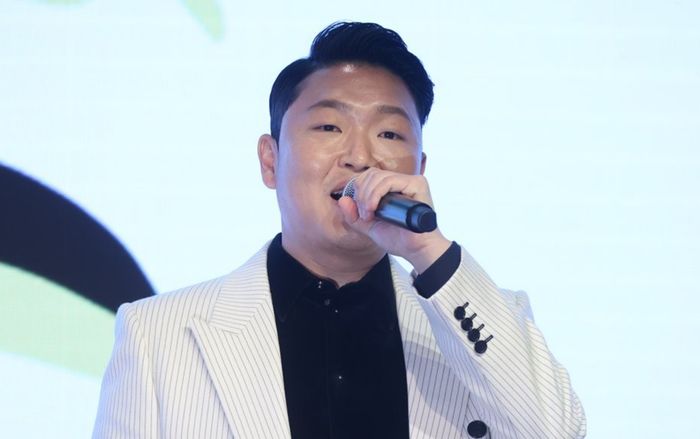 Cảnh sát khám xét một nam ca sĩ nổi tiếng