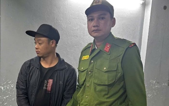 Gã đàn ông vừa vào quán Internet, Tổ công tác tiến hành kiểm tra liền lộ ra bí mật