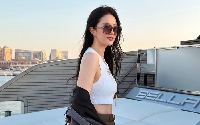 Lưu Diệc Phi vén nhẹ áo khoe eo thon, lộ rõ làn da trắng phát sáng