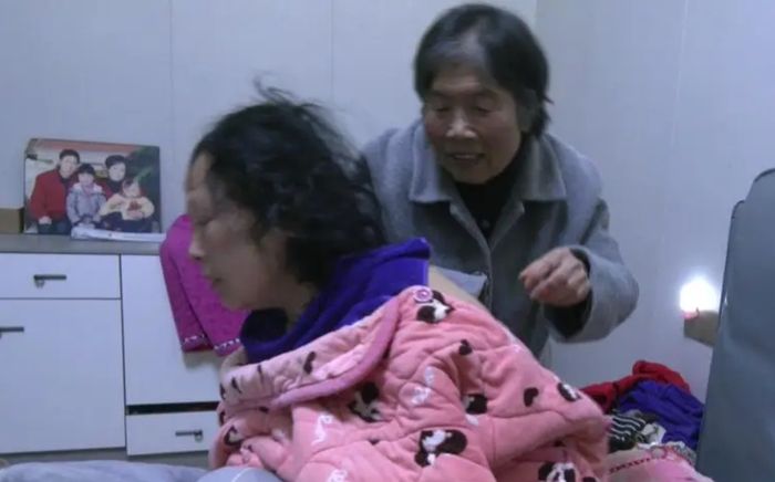 Con dâu mắc bệnh nặng khiến trí tuệ dừng lại ở tuổi lên 5, mẹ chồng kiên trì chăm sóc suốt 17 năm