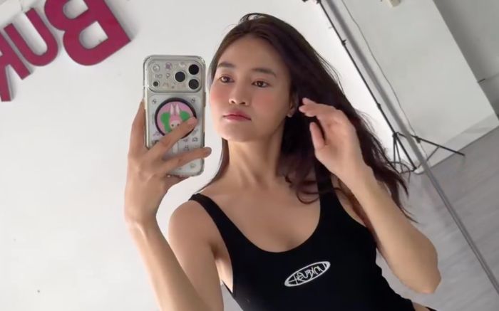 Clip 19 giây Ninh Dương Lan Ngọc diện bodysuit khoét sâu để lộ điểm gây chú ý