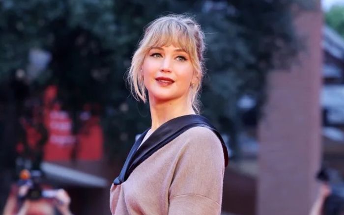 Jennifer Lawrence tái định nghĩa 'cô nàng cá tính'