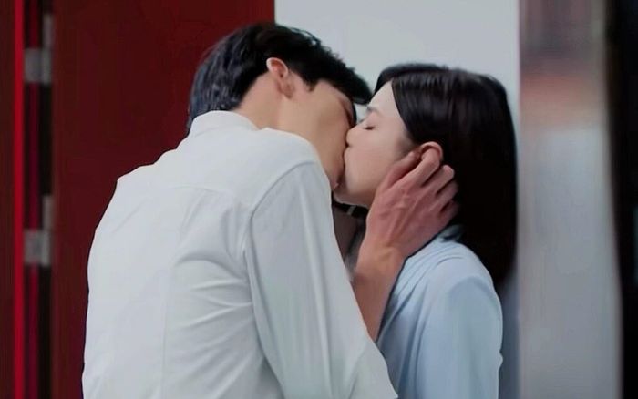 Nữ diễn viên U50 vừa ly hôn chồng đầu năm nay lên phim khoá môi trai trẻ kém 19 tuổi, danh tính gây bất ngờ