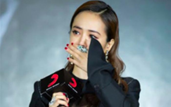 Nữ ca sĩ hàng đầu showbiz bị 'cấm sóng' vô thời hạn, danh tính gây sốc