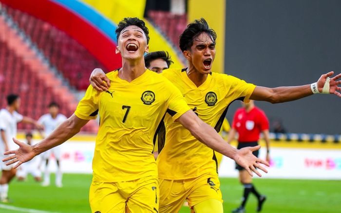 Malaysia vỡ oà giành vé đi tiếp