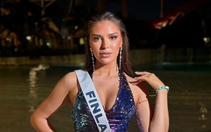 Một hoa hậu bị tước vương miện sau khi lộ ảnh trong quá khứ