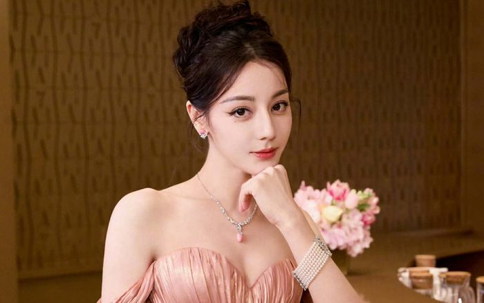 Địch Lệ Nhiệt Ba nói lời tạm biệt