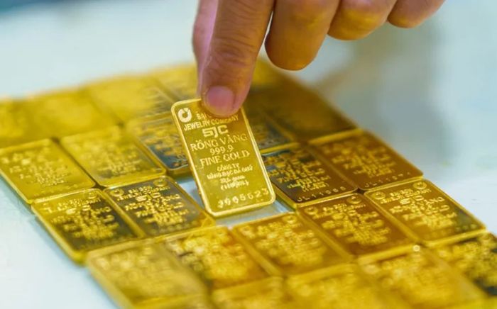 Giá vàng hôm nay (13/12): Thị trường nóng rực, nhà đầu tư 'nín thở' theo từng nhịp tăng