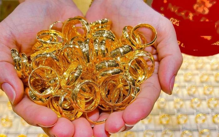 Giá vàng chiều 13/12: Giữ đà tăng mạnh