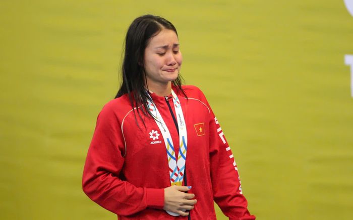 'Tiểu Ánh Viên' bật khóc gây xúc động ở SEA Games 33