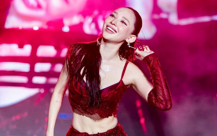 Tóc Tiên mặc áo ngắn cũn cỡn đi diễn, dùng tay làm 1 việc vì sợ hớ hênh trước khán giả