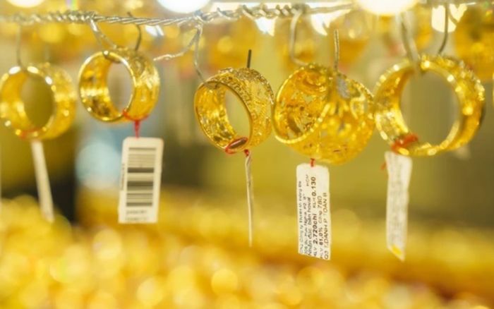 Tin tài chính hôm nay 14/12: Giá vàng neo đỉnh, USD suy yếu