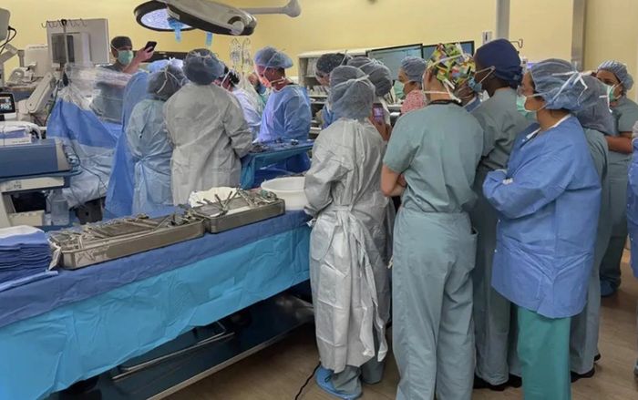 Người phụ nữ mang thai ngoài tử cung với khối u nặng 10kg, bác sĩ kinh ngạc