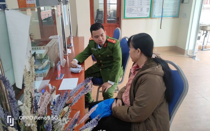 Thấy người phụ nữ cầm nhiều tiền mặt đi chuyển, nhân viên ngân hàng liền báo Công an