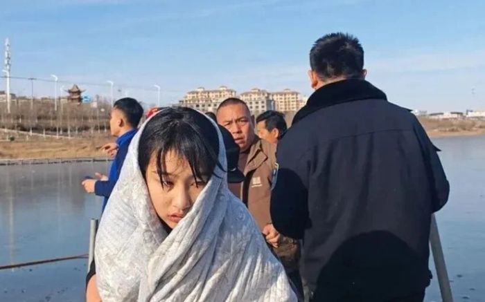 Nữ sinh 13 tuổi về nhà với bộ đồ ướt sũng, cha ruột biết sự thật sau khi nhận cuộc gọi lúc nửa đêm