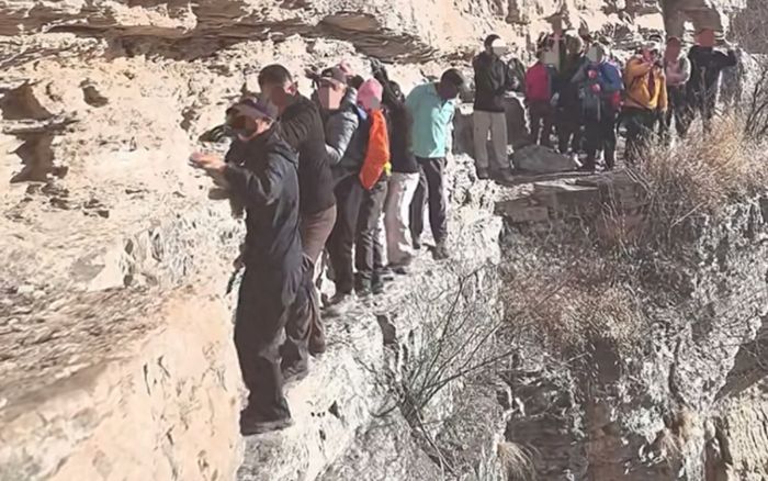 Nhóm phượt thủ liều mình leo vách đá cao hàng chục mét không mang bảo hộ, cộng đồng mạng 'thót tim'