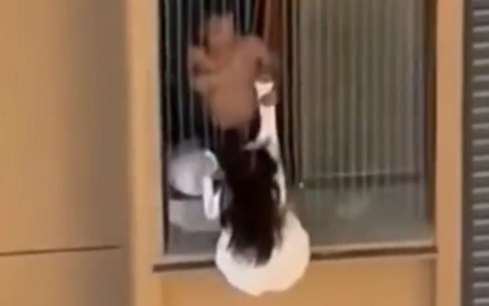 Xôn xao cô gái trèo qua cửa sổ tòa nhà cao tầng, nghi bị bắt quả tang ngoại tình