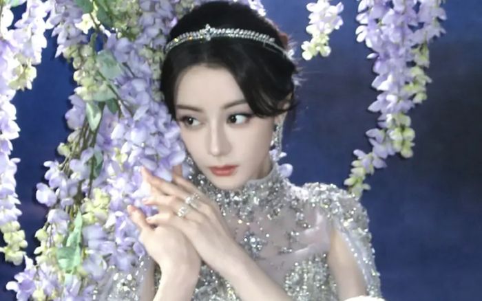 Địch Lệ Nhiệt Ba trở lại với diện mạo khác xa màn ảnh