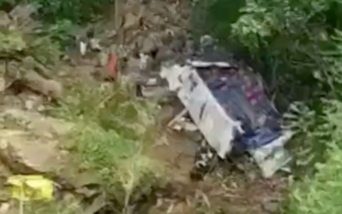 Xe buýt chở học sinh lao xuống vực, ít nhất 17 người thiệt mạng