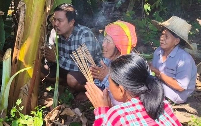 Cây chuối trong làng có hiện tượng lạ, người dân ùn ùn kéo đến cầu may