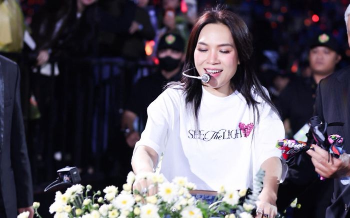 Người đặc biệt được Mỹ Tâm tặng vé xem live concert, đích thân đạp xe đi tìm