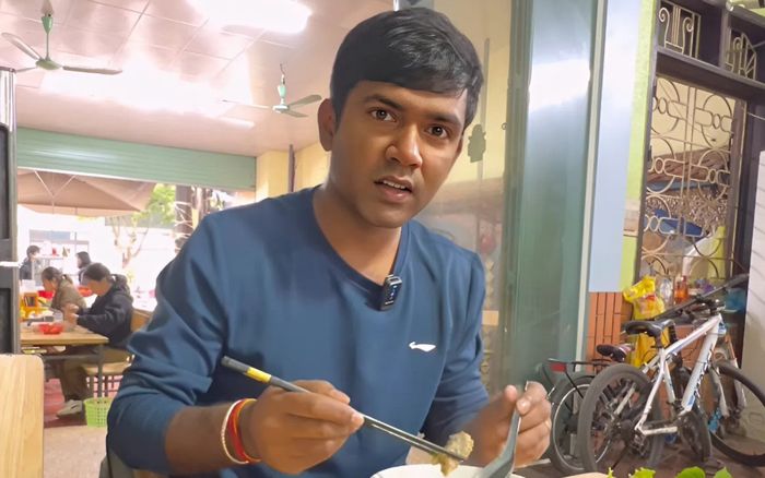 Lần đầu thưởng thức món canh đặc sản của Hưng Yên, khách Ấn Độ liên tục gật gù khen ngon