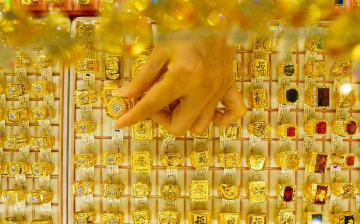 Tin tài chính hôm nay 17/12: Giá vàng bật tăng mạnh, USD suy yếu