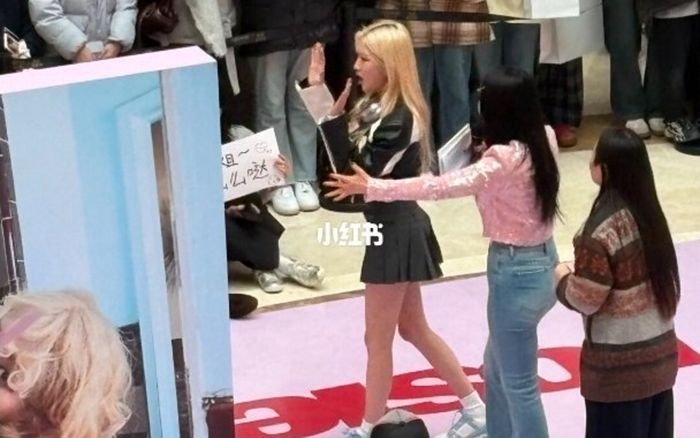 Cô gái giả mạo Rosé giao lưu, ký tặng cho fan như thật gây bức xúc