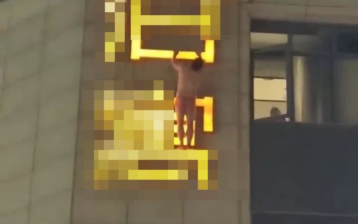 Người đàn ông treo lơ lửng trên biển hiệu khách sạn trong tình trạng 'thiếu vải', nghi bị vợ bắt ngoại tình