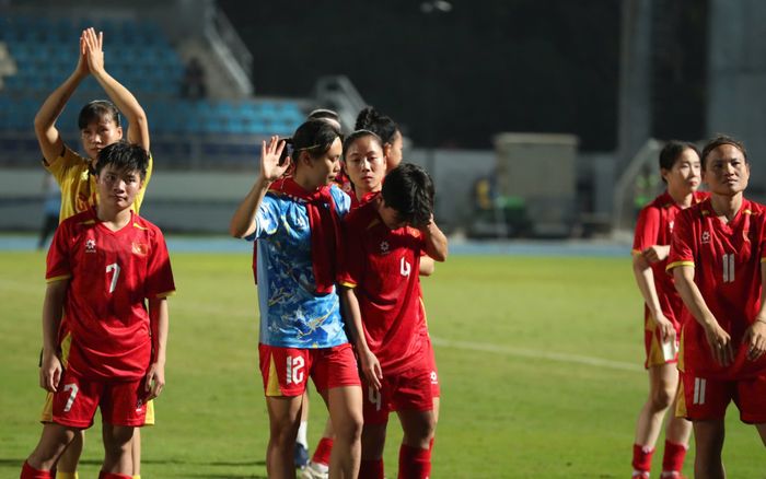 Tuyển nữ Việt Nam mất chức vô địch khi trọng tài Lào 'cướp' bàn thắng
