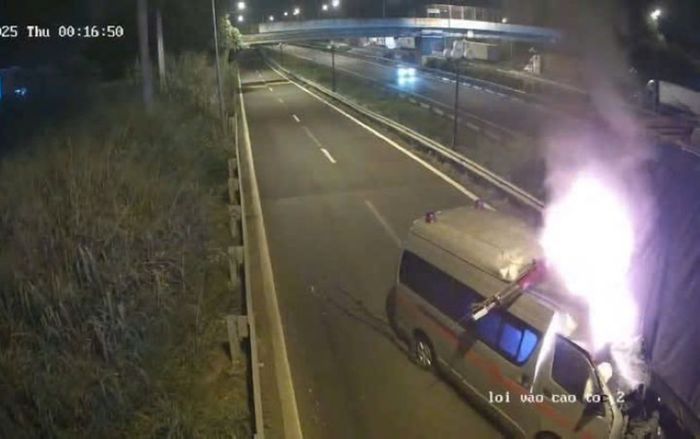 Hoảng hồn khoảnh khắc xe cứu thương tông container trên cao tốc TP.HCM – Dầu Giây