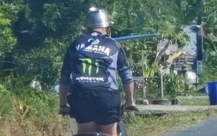 Xôn xao người đàn ông dùng nồi nấu ăn làm mũ bảo hiểm khi chạy xe máy trên đường